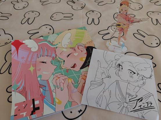 Close up of the artbook and a bonus black and white print.